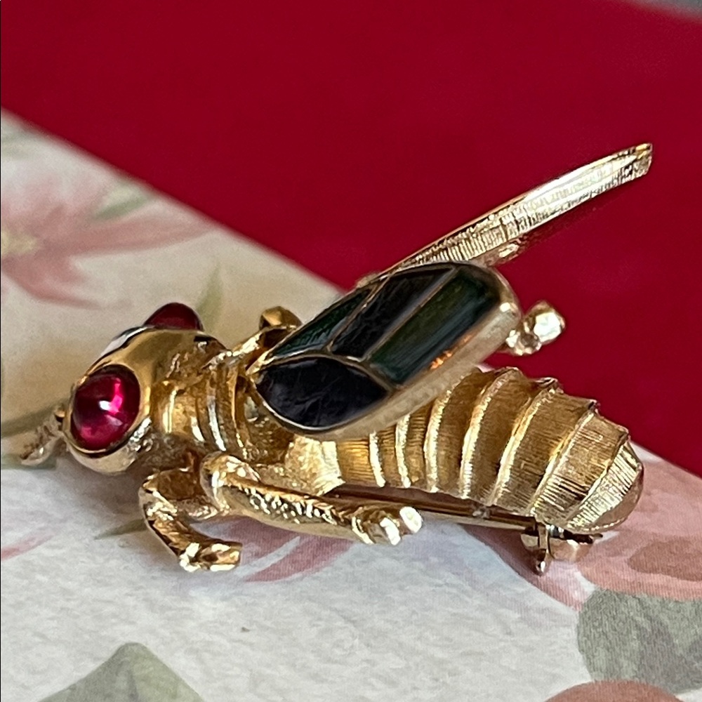 BOUCHER Signed Enameled Lifelike Bee Brooch w/Purple Paste Glass Cabachon Eyes - Picture 5 of 13